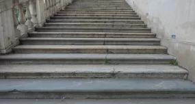 ¿Dónde se necesitan interruptores de luz en las escaleras? Comprender las obligaciones de seguridad de los propietarios