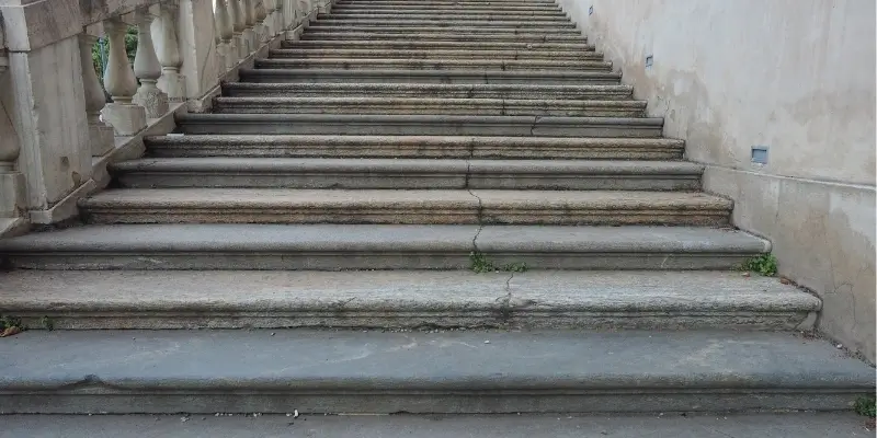 ¿Dónde necesitan interruptores de luz las escaleras? Cómo entender las obligaciones de seguridad de los propietarios