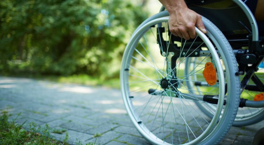 ¿Qué puede afectar a la seguridad de una acera para un usuario de silla de ruedas?